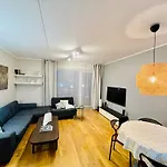 Apartment Spacious & Modern 1 Bedroom Near Lauluvaeljak- *