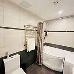 Spacious & Modern 1 Bedroom Near Lauluvaeljak-
