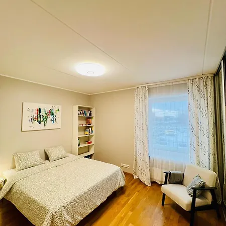 Spacious & Modern 1 Bedroom Near Lauluvaeljak- Apartment