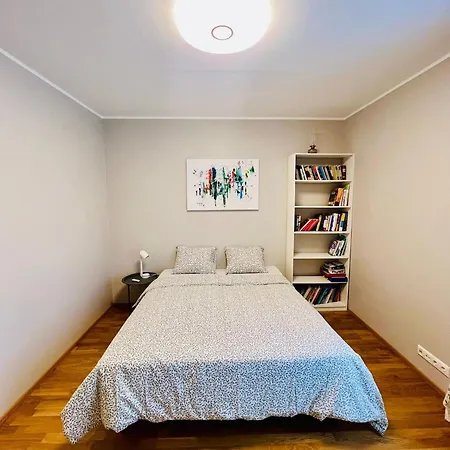 Spacious & Modern 1 Bedroom Near Lauluvaeljak- Апартаменти *