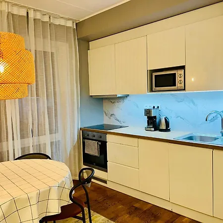 Spacious & Modern 1 Bedroom Near Lauluvaeljak- * Таллінн