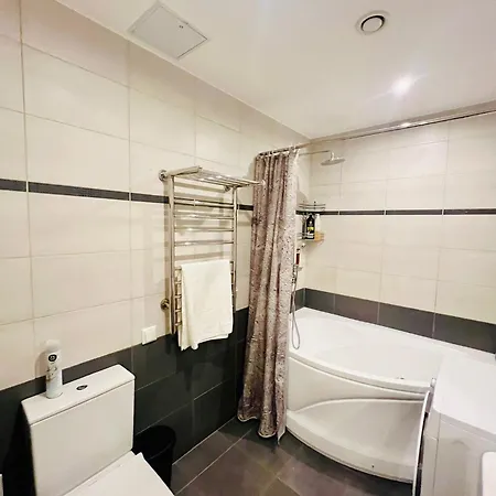 Spacious & Modern 1 Bedroom Near Lauluvaeljak-