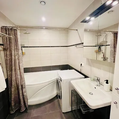 Spacious & Modern 1 Bedroom Near Lauluvaeljak- Apartamento *