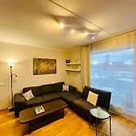Spacious & Modern 1 Bedroom Near Lauluvaeljak- דירה