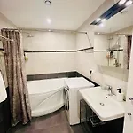 Spacious & Modern 1 Bedroom Near Lauluvaeljak- דירה *