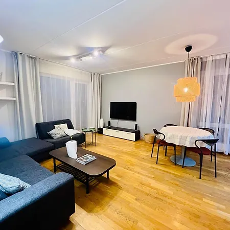 Spacious & Modern 1 Bedroom Near Lauluvaeljak- 아파트 *