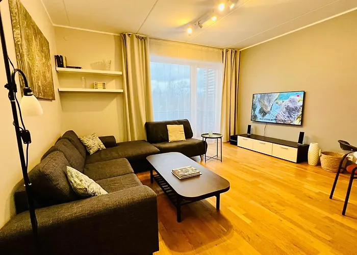 Spacious & Modern 1 Bedroom Near Lauluvaeljak- 탈린
