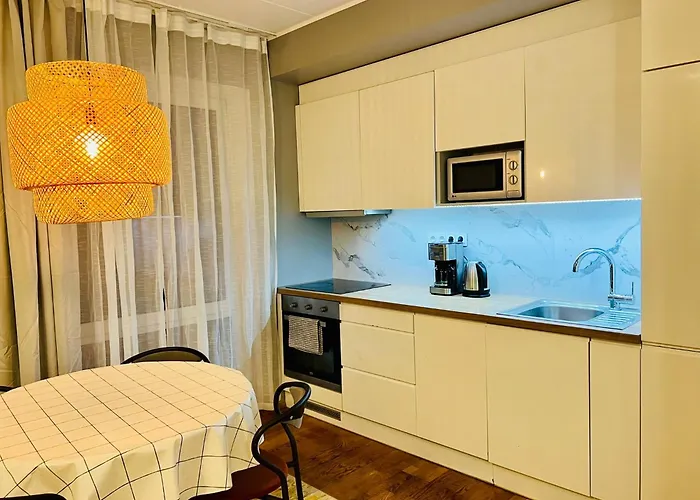 Spacious & Modern 1 Bedroom Near Lauluvaeljak- * 탈린