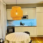 Spacious & Modern 1 Bedroom Near Lauluvaeljak- *